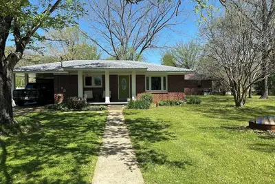Image de Mid-Century 3-beds entertaining home Linden, Tn. Lake, River, recreational area