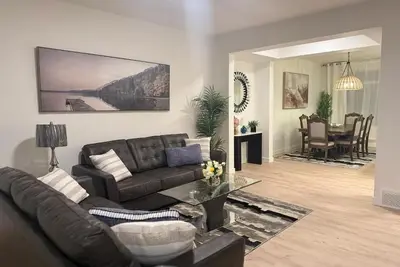 Image de Modern Retreat 3br 2&Half Bath 12min to Wem 10min to Big Lake and Lois Hole Park