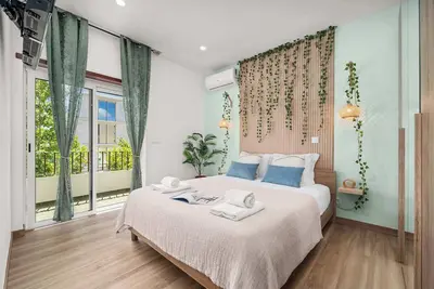 Image de Stylish & Sleek Flat near the Beach by HostWise