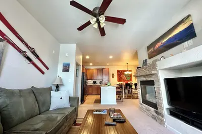 Image de Wonderful 2-bedroom condo in soothing Granby for your mountain getaway.