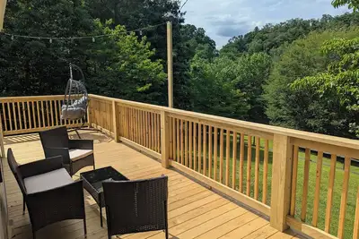 Image de Newly Furnished-Game Room-Deck-Patio-Fire Pit-Outdoor Dining-Two Minutes to Wcu