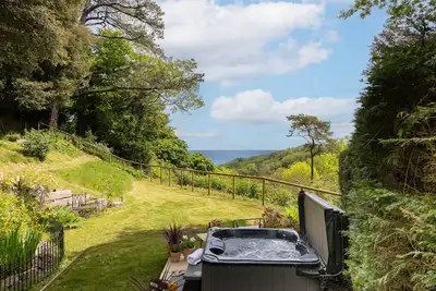Image de Lantern House - Historic Coastal Retreat with Hot tub, Sea Views & Garden