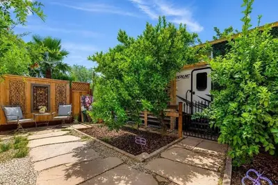 Image de Cozy 1-bedroom recreational vehicle with horse amenities available!