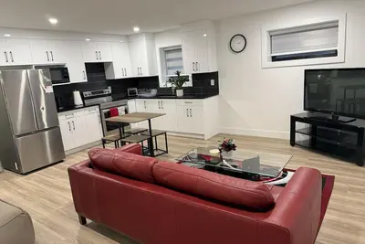 Image de Family-sized 2 bedroom suite. Close to the highway, mall, & more