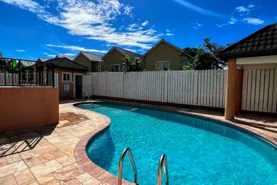 Image de Tranquil 2-bedroom apartment with Ac in vibrant Kingston/w lap pool
