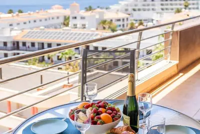 Image de Elevated Retreat: Stunning Ocean & City Views in Puerto de Santiago