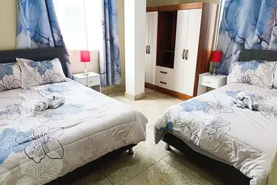 Image de Elegant downtown apartment with garage, ideal for families and large groups.