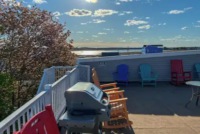 Image de Sunset Rooftop Condo Steps From the Beach!