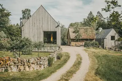 Image de Ferme design avec sauna au bord d'un ruisseau dans la forêt de hêtres du Halland
