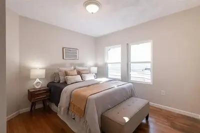 Image de 3-bd condo near Red Line, unit A/C & laundry - perfect for long World Cup stays!