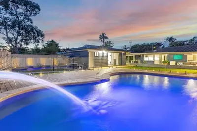 Image de Poolside Family Retreat by HolidayCo.