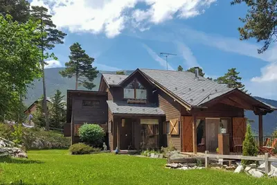 Image de Cabane design avec vue sur la Sierra del Cadí