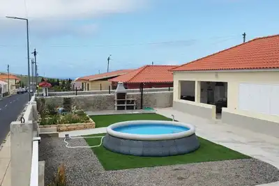 Image de Appartement 'Moradia Girassol Porto Santo' avec Vue Montagne, Piscine Privée et Wi-Fi