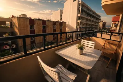 Image de Enjoy a comfortable stay in this spacious 3-bedroom apartment near the National Aquarium in St Paul’s Bay. Sleeping up to 5 guests, it offers an ensuite bedroom, a full bathroom, and a bright, welcoming space close to the sea.