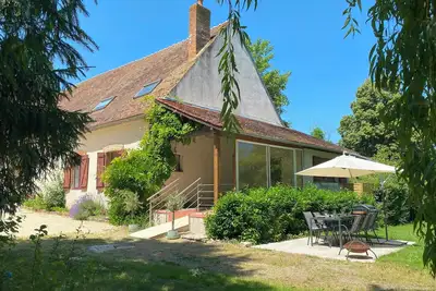 Image de Château historique avec piscine près de Vichy