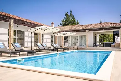 Image de Maison de vacances privée avec piscine privée, climatisation, Wifi, bain à remous, Tv, terrasse
