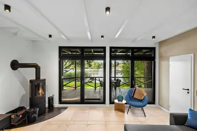 Image de Maison en bois confortable au bord du lac