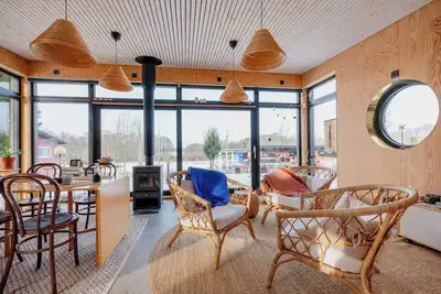 Image de Chalet moderne de style fonctionnaliste avec terrasse au bord du lac Vidöstern