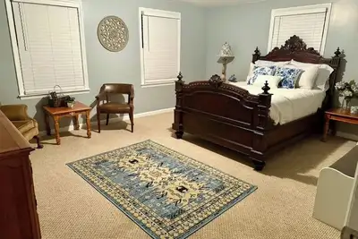 Image de Charming, convenient, & affordable house near Flint. Sleeps 12 comfortably!