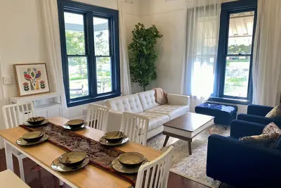 Image de Songbirds & Roses Retreat -charming 2 bdrm, walk to shops, restaurants, hospital