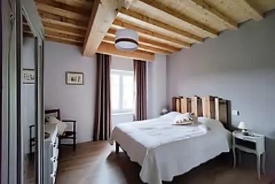 Image de Chambre d’hôtes « Chambre Bois » avec piscine, terrasse et jardin partagés