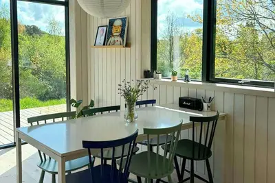 Image de Maison moderne en bois dans le paysage vallonné de Helgenæs