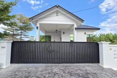 Image de 3 Mins to Batu Buruk Beach! Family Home in Kuala Terengganu Muslims