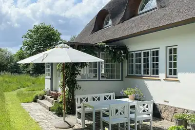 Image de Idylle au toit de chaume près de la mer à Liseleje