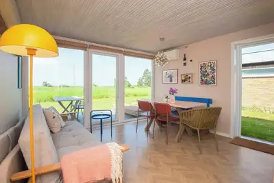 Image de Petite maison avec ponton et vue sur le phare de Kegnæs
