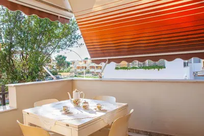 Image de A cozy and comfortable 65 square meters apartment, perfect for five people, located on the first floor of a building without an elevator. The property enjoys an excellent location in Alghero, located on the street parallel to the seafront: you can reach A