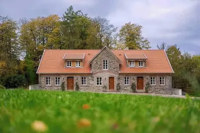 Image de Maison durable située près d'un chemin forestier à Laer