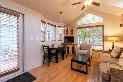 Image de 2 Elegant Units | Free Parking | Outdoor Pool | Napa Valley Wine Train – 0. 8 mi