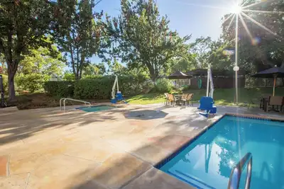Image de 3 Chic Studios| Kitchen | Pool | Free Parking | Napa Opera House – 1. 2 miles
