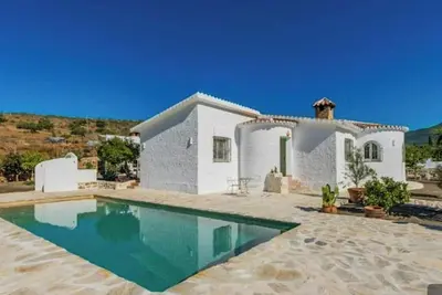 Image de Villa de style rustique avec piscine à Alcaucín