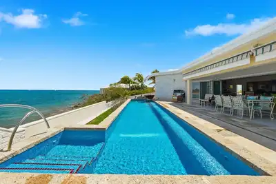 Image de New Luxury 3-bedroom Waterfront Villa with Pool in Carden Beach, St Croix
