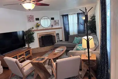 Image de Quiet, charming 3-bedroom house with Ac, pet friendly with 30+ day rental.
