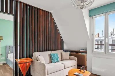 Image de Suite elegante entre Tour Eiffel et Invalides