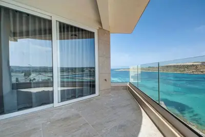 Image de Seafront 2br home in Qawra opposite beach w/Wifi