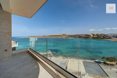 Image de Beachfront 3br Qawra Apt w/Wifi, Ac & comfy Bed