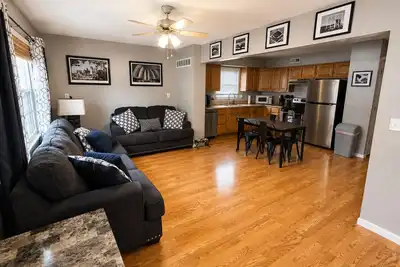 Image de Close to stadiums and downtown. Pets Welcome: Beautifully remodeled 2 Br Home