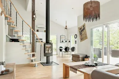 Image de Maison moderne en pierre avec bain nordique dans la forêt d'Åsljunga