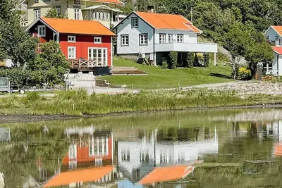 Image de Chalet en bois de construction récente avec vue sur la baie