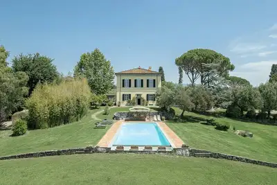 Image de Villa historique avec piscine dans les collines de Lucques
