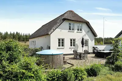 Image de Spa dans une ferme au toit de chaume avec écuries