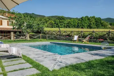 Image de Villa historique avec piscine dans le Casentino