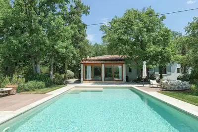 Image de Maison minimaliste avec piscine près du Verdon