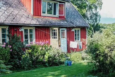 Image de Une maison rouge de Falun datant du XIXe siècle sur la péninsule de Bjäre