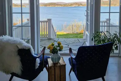 Image de Maison typique du sud de la Norvège avec vue sur la mer, près du phare de Lindesnes