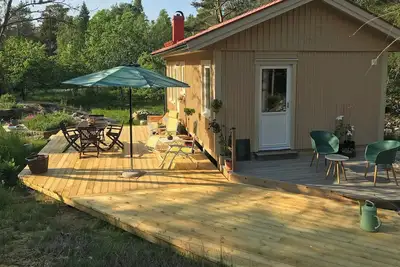 Image de Maison en bois avec trois terrasses à Torö