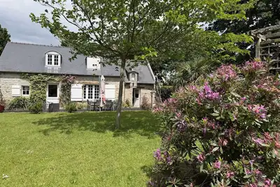 Image de Bénodet, maison de charme en pierre avec beau jardin